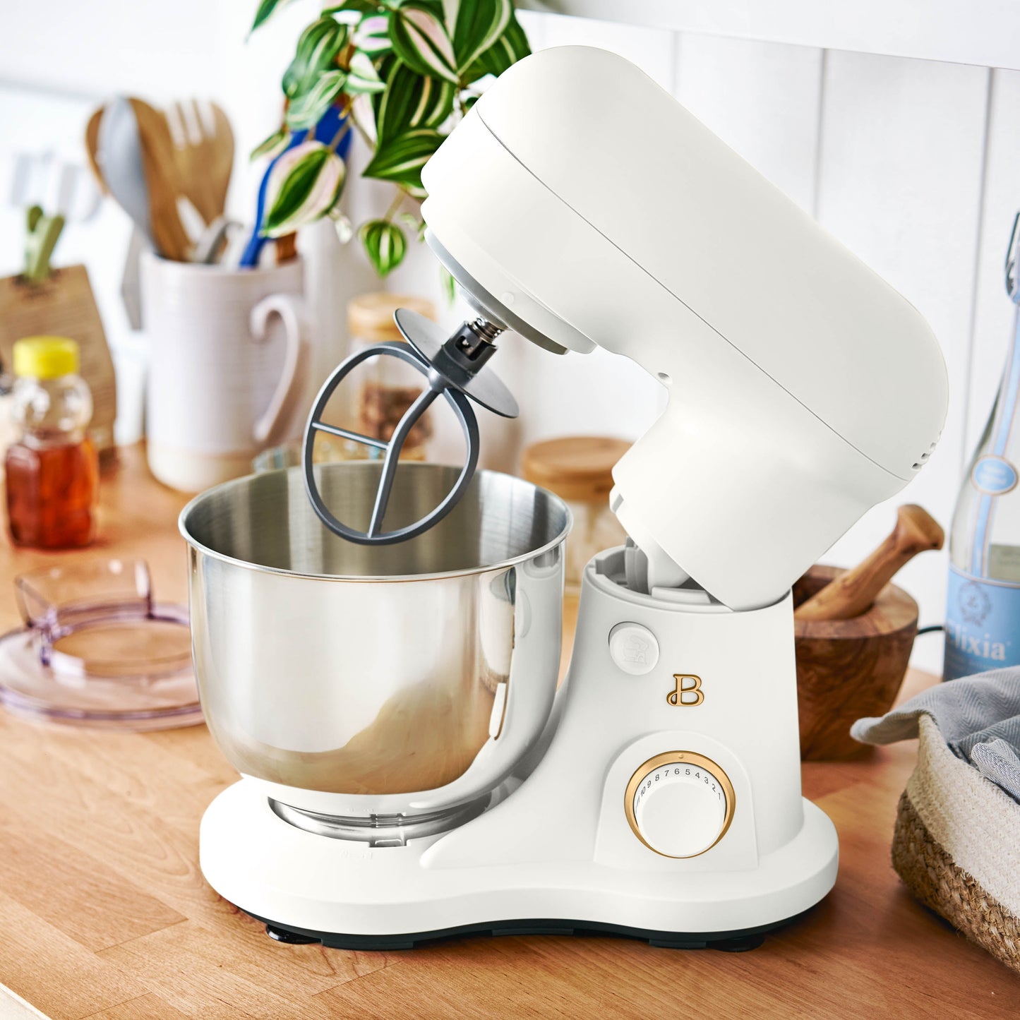 Elegant 3.5 Qt Stand Mixer in White with Essential Attachments: Flat Beater, Dough Hook, and Balloon Whisk