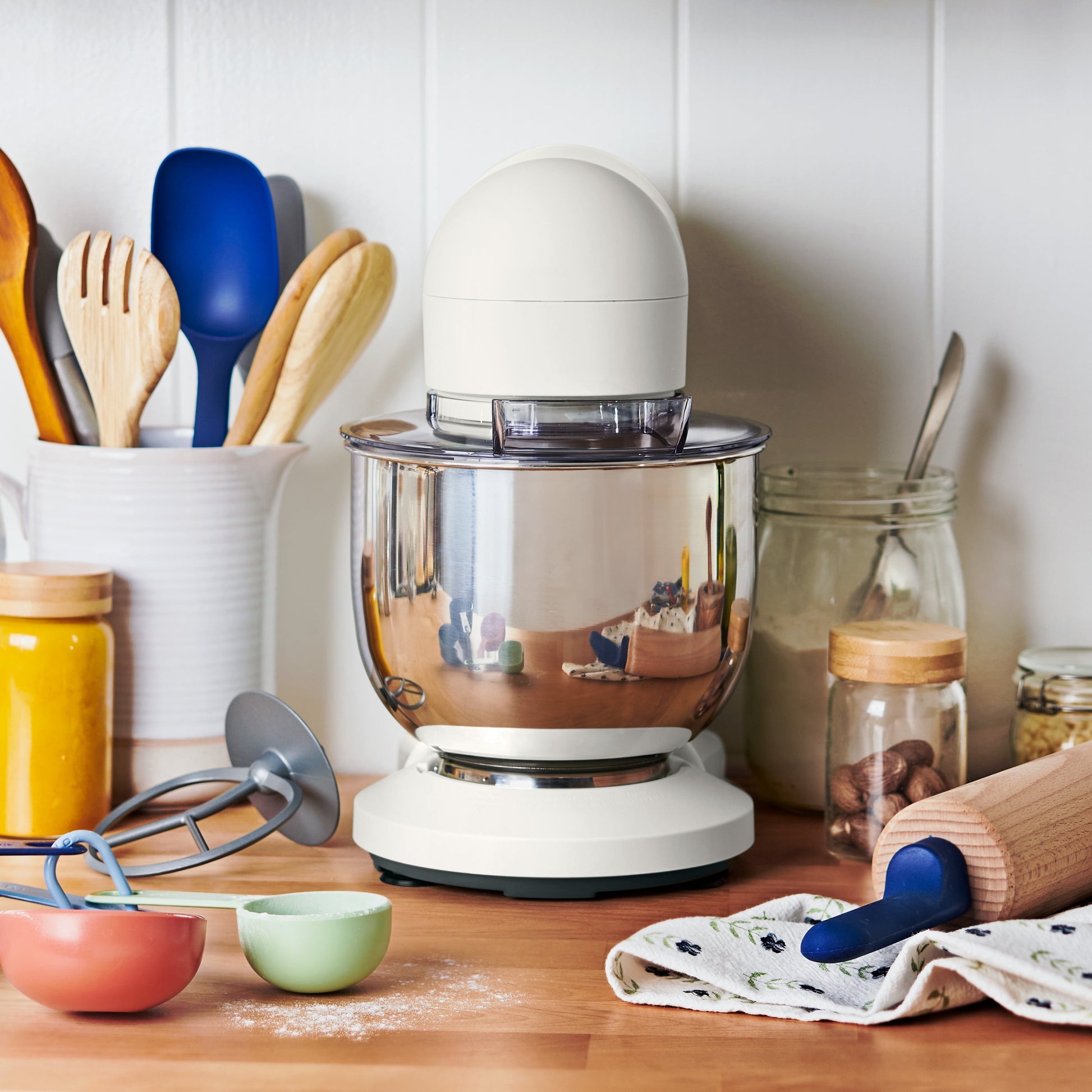 Elegant 3.5 Qt Stand Mixer in White with Essential Attachments: Flat Beater, Dough Hook, and Balloon Whisk
